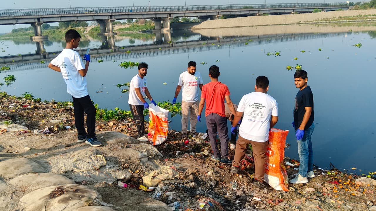 Volunteers Working Towards a Pollution-Free River
